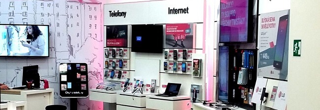 Interiér prodejny mobilních telefonů a telekomunikačních služeb.
