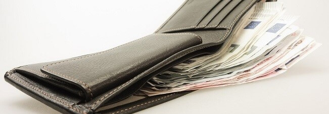 Otevřená peněženka plná eurobankovek.