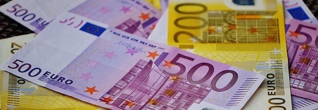 Eurobankovky v hodnotě 500 eur a 200 eur rozložené vedle sebe.
