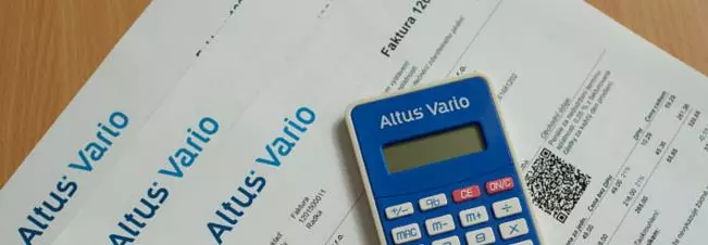 Faktury Altus Vario s kalkulačkou položené na stole.
