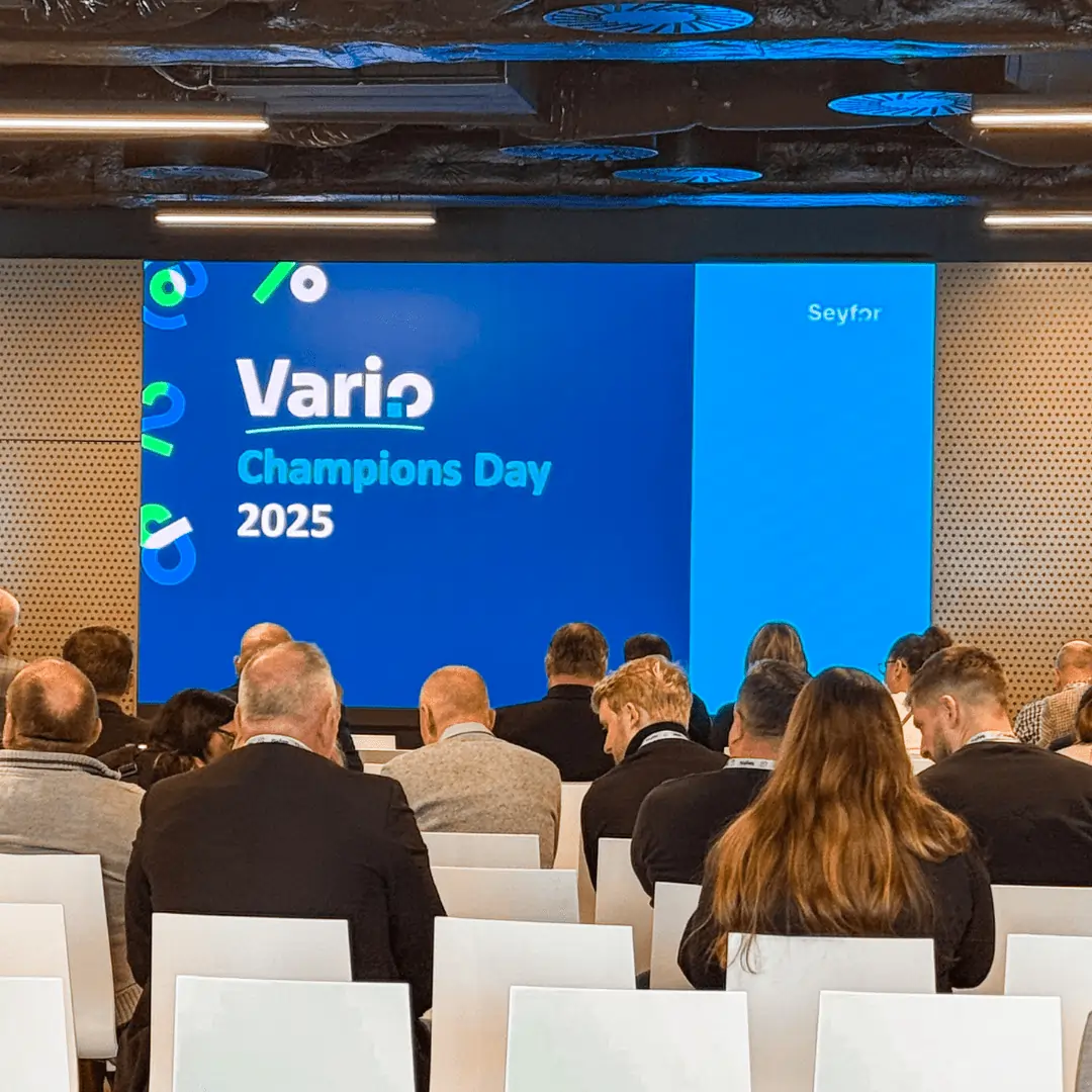 Účastníci konference sledují prezentaci Vario Champions Day 2025 na velké obrazovce.