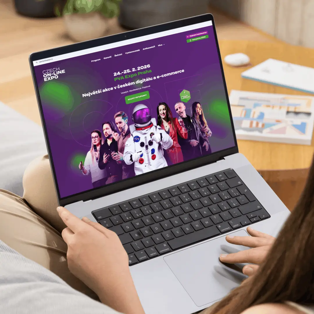 Osoba si na notebooku prohlíží webové stránky Czech Online Expo 2026.